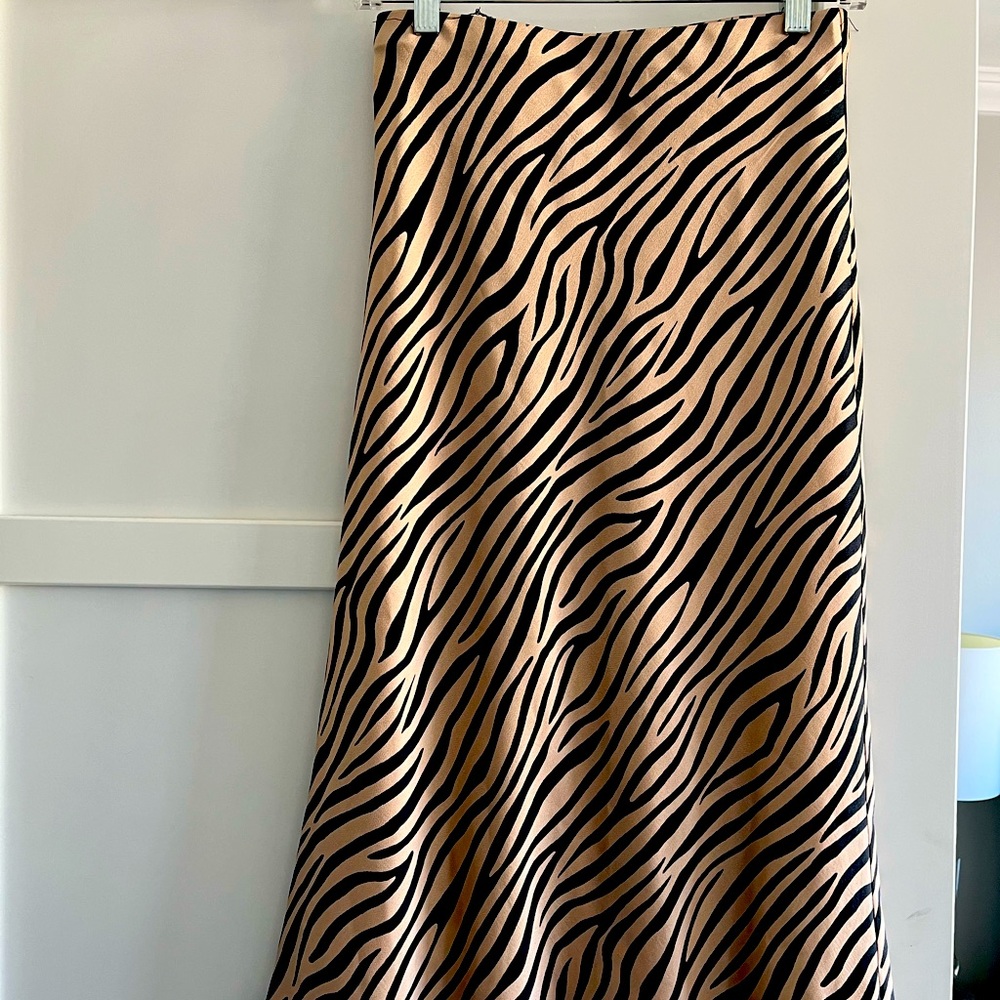 Adorable midi silk animal print skirt!